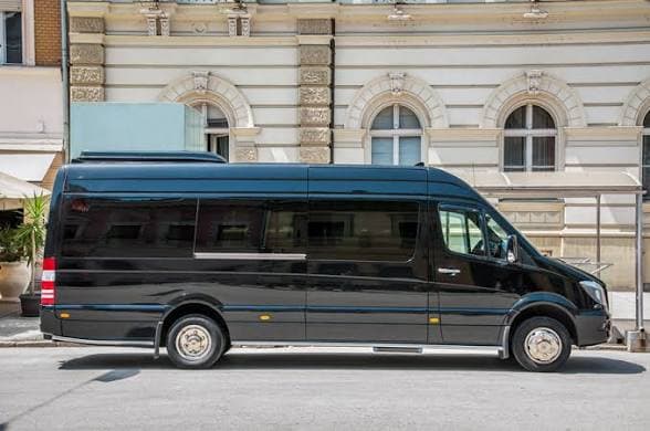 Vehículo oscuro estacionado ante la fachada de un edificio en París