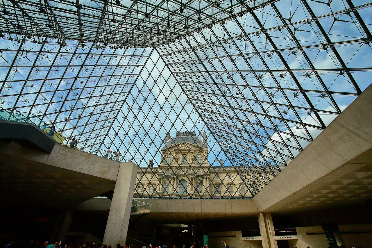 La pirámide de cristal en el patio del Museo del Louvre.